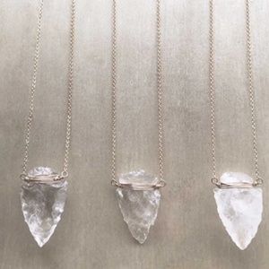 SMALL CRYSTAL ARROWHEAD NECKLACE